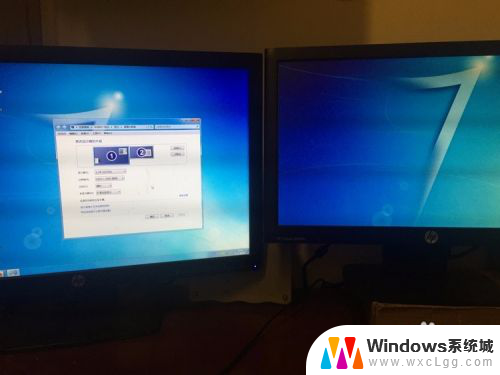 两个显示器同时显示怎么设置 怎么在一台电脑上使用两个显示器